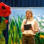 Petra Volkar je ob zaključku projekta Zeleni bralci nagovorila zbrane učence ter poudarila pomen branja kot temeljne ve&scaron;čine za učenje, razumevanje sveta in osebno rast.