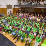 Učenci v zelenih majicah z napisom &raquo;Že berem sam&laquo; so z navdu&scaron;enjem spremljali gledali&scaron;ko predstavo Palčica v izvedbi gledali&scaron;ča Ku-kuc, ki je s čarobno scenografijo in igro popeljala otroke v svet domi&scaron;ljije ter obogatila zaključek projekta Zeleni bralci.