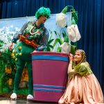 Učenci v zelenih majicah z napisom &raquo;Že berem sam&laquo; so z navdu&scaron;enjem spremljali gledali&scaron;ko predstavo Palčica v izvedbi gledali&scaron;ča Ku-kuc, ki je s čarobno scenografijo in igro popeljala otroke v svet domi&scaron;ljije ter obogatila zaključek projekta Zeleni bralci.