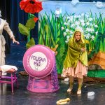 Učenci v zelenih majicah z napisom &raquo;Že berem sam&laquo; so z navdu&scaron;enjem spremljali gledali&scaron;ko predstavo Palčica v izvedbi gledali&scaron;ča Ku-kuc, ki je s čarobno scenografijo in igro popeljala otroke v svet domi&scaron;ljije ter obogatila zaključek projekta Zeleni bralci.