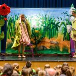 Učenci v zelenih majicah z napisom &raquo;Že berem sam&laquo; so z navdu&scaron;enjem spremljali gledali&scaron;ko predstavo Palčica v izvedbi gledali&scaron;ča Ku-kuc, ki je s čarobno scenografijo in igro popeljala otroke v svet domi&scaron;ljije ter obogatila zaključek projekta Zeleni bralci.