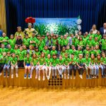 Učenci v zelenih majicah z napisom &raquo;Že berem sam&laquo; so z navdu&scaron;enjem z organizatorji projekta.