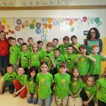 Učenci O&Scaron; &Scaron;entvid, 2. a. z učiteljico Petro Kastelic. V zelenih majicah z napisom &raquo;Že berem sam&laquo; so ob zaključku projekta pokazali, da so naredili pomemben korak na svoji bralni poti. Njihovi nasmehi pričajo o trudu, vztrajnosti in veselju ob prvih samostojno prebranih knjigah.