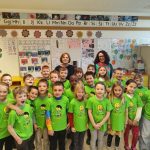 Učenci O&Scaron; &Scaron;entvid, 2. b z učiteljico Mojco Kravcar. V zelenih majicah z napisom &raquo;Že berem sam&laquo; so ob zaključku projekta pokazali, da so naredili pomemben korak na svoji bralni poti. Njihovi nasmehi pričajo o trudu, vztrajnosti in veselju ob prvih samostojno prebranih knjigah.