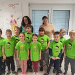 Učenci O&Scaron; &Scaron;entvid - P&Scaron; Temenica z učiteljico Lucijo Merdavs. V zelenih majicah z napisom &raquo;Že berem sam&laquo; so ob zaključku projekta pokazali, da so naredili pomemben korak na svoji bralni poti. Njihovi nasmehi pričajo o trudu, vztrajnosti in veselju ob prvih samostojno prebranih knjigah.