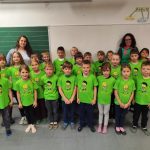 Učenci O&Scaron; Stična 2.a z učiteljico Ano Hutejec. V zelenih majicah z napisom &raquo;Že berem sam&laquo; so ob zaključku projekta pokazali, da so naredili pomemben korak na svoji bralni poti. Njihovi nasmehi pričajo o trudu, vztrajnosti in veselju ob prvih samostojno prebranih knjigah.