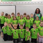 Učenci O&Scaron; Stična - 2. b z učiteljico Anjo Mehle. V zelenih majicah z napisom &raquo;Že berem sam&laquo; so ob zaključku projekta pokazali, da so naredili pomemben korak na svoji bralni poti. Njihovi nasmehi pričajo o trudu, vztrajnosti in veselju ob prvih samostojno prebranih knjigah.