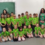 Učenci O&Scaron; Stična - 2. c z učiteljico Nino Majhenič. V zelenih majicah z napisom &raquo;Že berem sam&laquo; so ob zaključku projekta pokazali, da so naredili pomemben korak na svoji bralni poti. Njihovi nasmehi pričajo o trudu, vztrajnosti in veselju ob prvih samostojno prebranih knjigah.