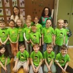 Učenci O&Scaron; Stična - P&Scaron; Muljava z učiteljico Katjo &Scaron;u&scaron;tar&scaron;ič. V zelenih majicah z napisom &raquo;Že berem sam&laquo; so ob zaključku projekta pokazali, da so naredili pomemben korak na svoji bralni poti. Njihovi nasmehi pričajo o trudu, vztrajnosti in veselju ob prvih samostojno prebranih knjigah.