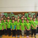 Učenci O&Scaron; Stična - PO Stična z učiteljico Matejko Humar. V zelenih majicah z napisom &raquo;Že berem sam&laquo; so ob zaključku projekta pokazali, da so naredili pomemben korak na svoji bralni poti. Njihovi nasmehi pričajo o trudu, vztrajnosti in veselju ob prvih samostojno prebranih knjigah.