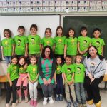 Učenci O&Scaron; Stična - P&Scaron; Vi&scaron;nja Gora z učiteljico Majo Jurhar Tavčar. V zelenih majicah z napisom &raquo;Že berem sam&laquo; so ob zaključku projekta pokazali, da so naredili pomemben korak na svoji bralni poti. Njihovi nasmehi pričajo o trudu, vztrajnosti in veselju ob prvih samostojno prebranih knjigah.