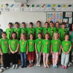 Učenci O&Scaron; Stična - P&Scaron; Vi&scaron;nja Gora, 2. b. z učiteljico Tanjo &Scaron;epec. V zelenih majicah z napisom &raquo;Že berem sam&laquo; so ob zaključku projekta pokazali, da so naredili pomemben korak na svoji bralni poti. Njihovi nasmehi pričajo o trudu, vztrajnosti in veselju ob prvih samostojno prebranih knjigah.