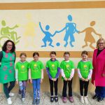 Učenci O&Scaron; Zagradec - P&Scaron; Ambrus z učiteljico Nata&scaron;o &Scaron;vener &Scaron;krajnar. V zelenih majicah z napisom &raquo;Že berem sam&laquo; so ob zaključku projekta pokazali, da so naredili pomemben korak na svoji bralni poti. Njihovi nasmehi pričajo o trudu, vztrajnosti in veselju ob prvih samostojno prebranih knjigah.