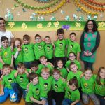 Učenci O&Scaron; Zagradec - P&Scaron; Krka z učiteljico Maru&scaron;ko Pust. V zelenih majicah z napisom &raquo;Že berem sam&laquo; so ob zaključku projekta pokazali, da so naredili pomemben korak na svoji bralni poti. Njihovi nasmehi pričajo o trudu, vztrajnosti in veselju ob prvih samostojno prebranih knjigah.