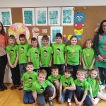 Učenci 2. razreda iz O&Scaron; Zagradec so skupaj z učiteljico Nejo Zaplotnik ponosno stopili med Zelene bralce. V zelenih majicah z napisom &raquo;Že berem sam&laquo; so ob zaključku projekta pokazali, da so naredili pomemben korak na svoji bralni poti. Njihovi nasmehi pričajo o trudu, vztrajnosti in veselju ob prvih samostojno prebranih knjigah.